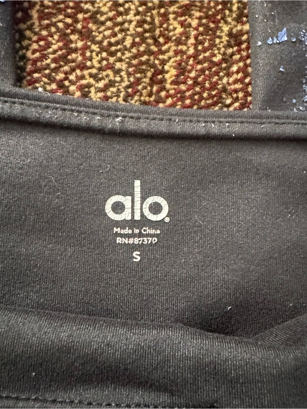 ALO Yoga Black Top with Subtle Logo - Picture 4 of 4